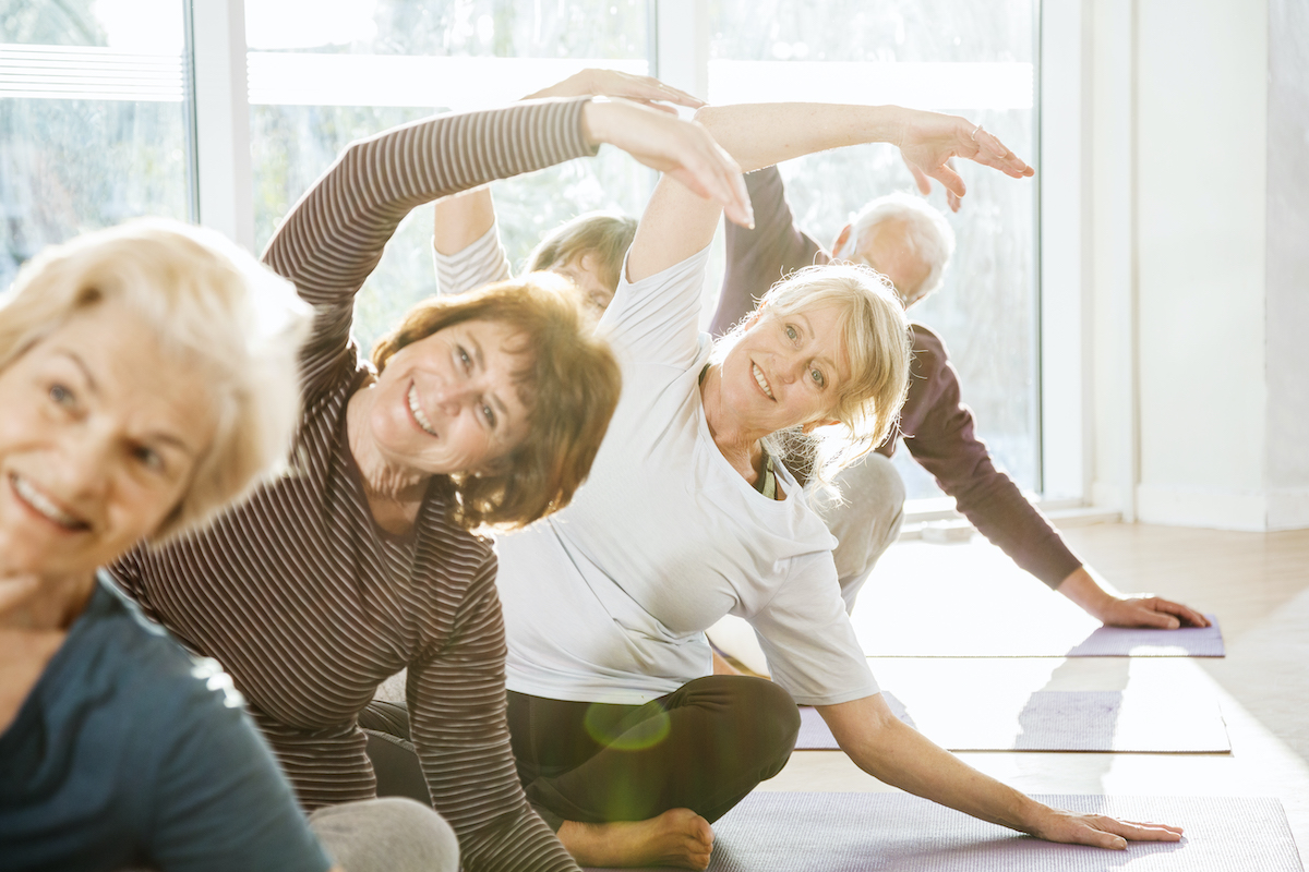 Grupo de adultos mayores activos haciendo ejercicio