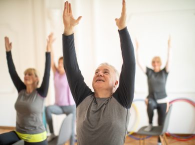 4 poses de yoga buenas para la artritis